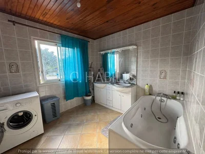 Banyo; fayans zemin, ahşap kirişler, doğal ışık