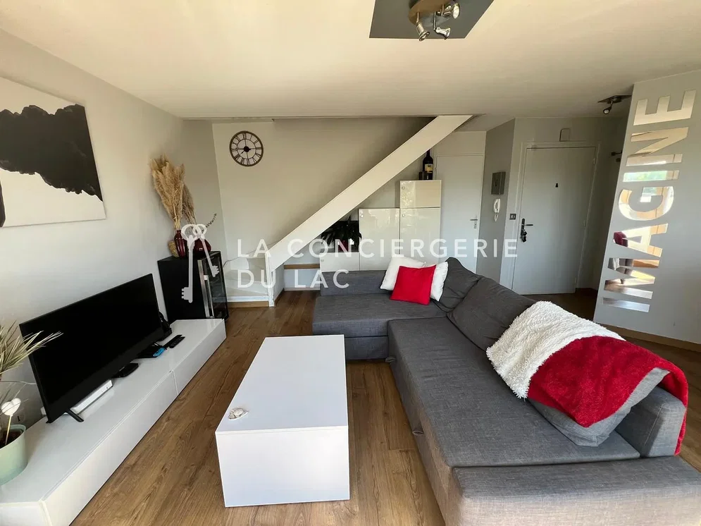 Salon; parquet, lumière naturelle, style moderne