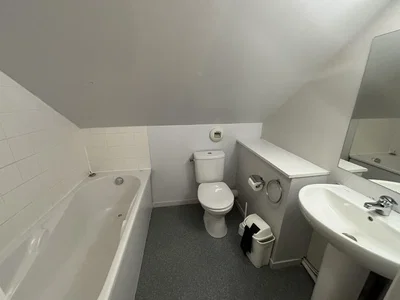 Banyo; fayans zemin, doğal ışık