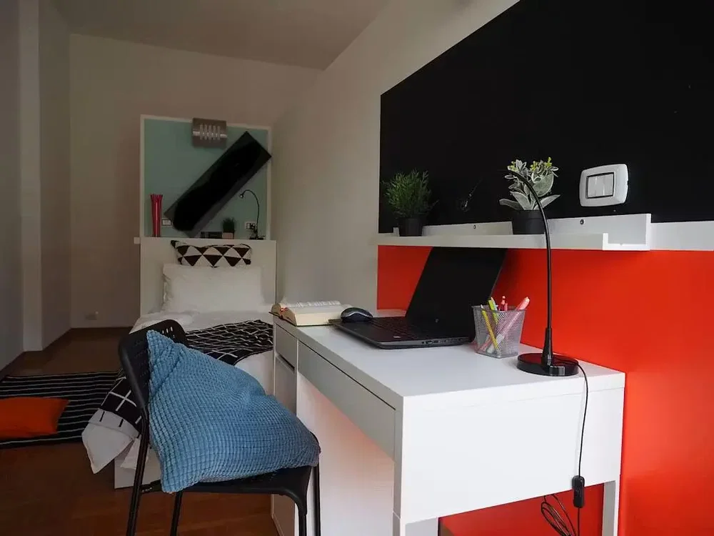 Spavaća soba; prirodna svjetlost, drveni pod, moderan stil