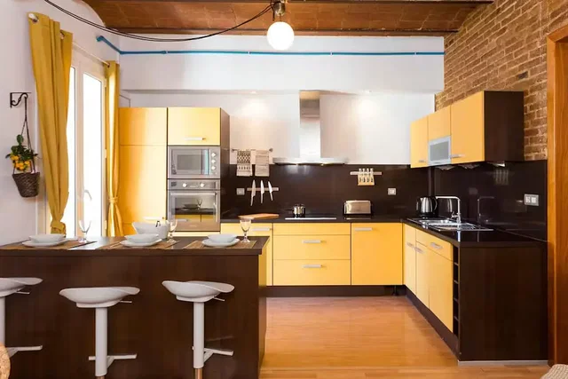 Cocina; electrodomésticos, suelo de madera, luz natural