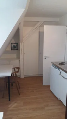 Кухиња; дрвени под, природно светло, кухињски апарати