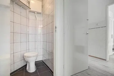 Toilettes; carrelage, lumière naturelle
