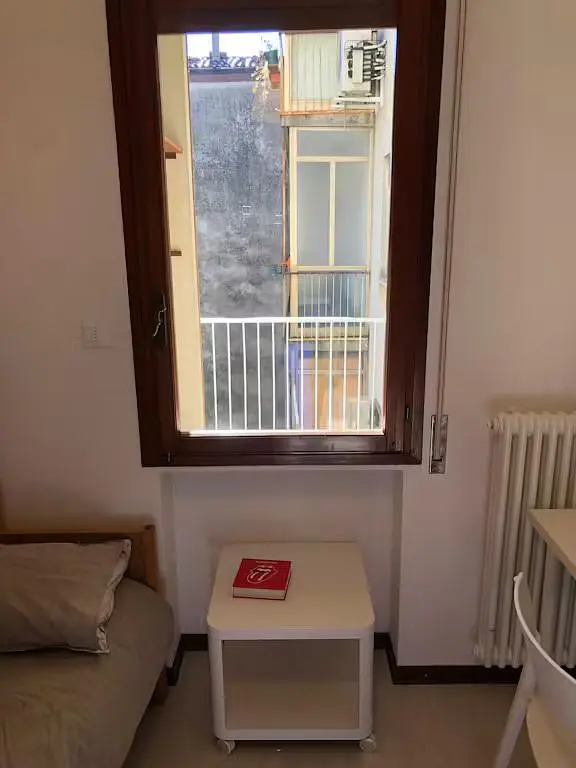 Camera da letto; luce naturale, pavimento in legno