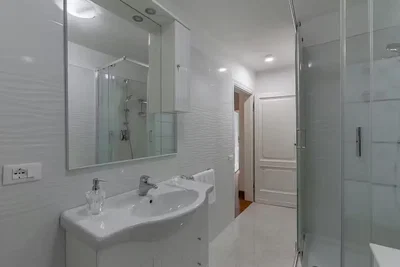 Bagno; pavimento in piastrelle, luce naturale, ristrutturato