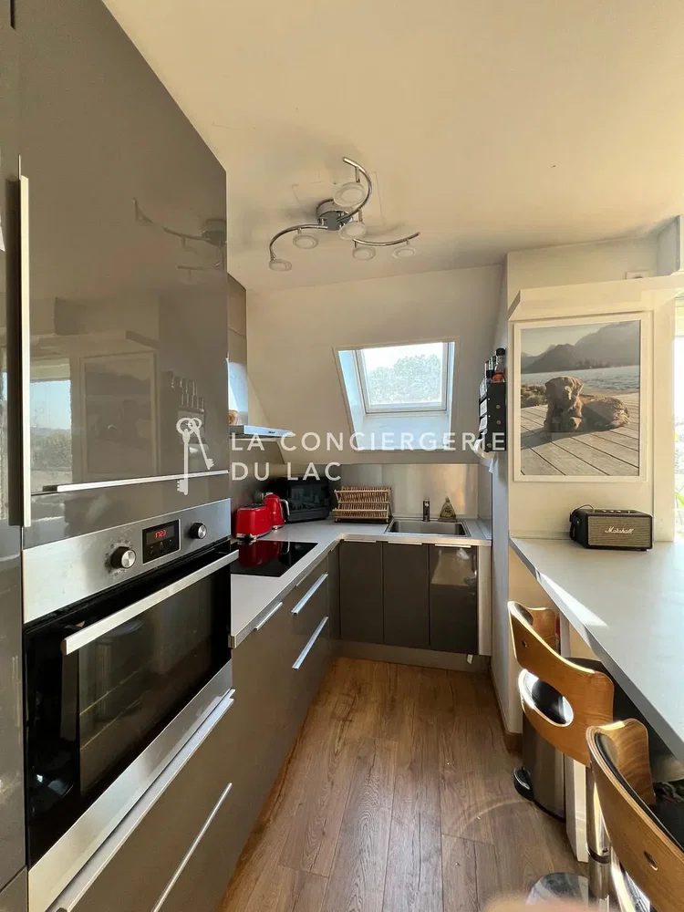 Cuisine; électroménager, parquet, lumière naturelle