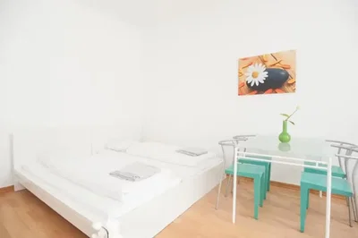 Spálňa; drevená podlaha, prirodzené svetlo