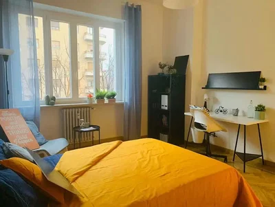 Quarto; luz natural, chão de madeira