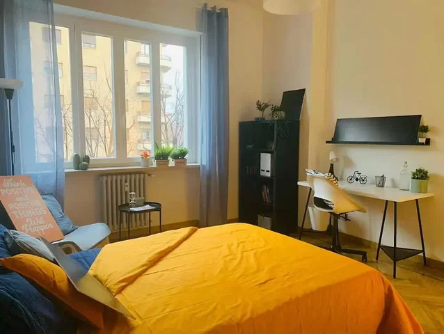 Quarto; luz natural, chão de madeira