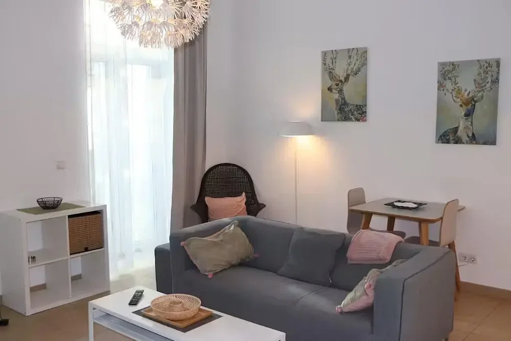 Salón; luz natural, estilo moderno