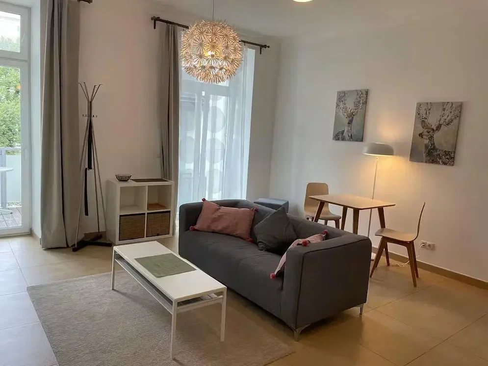 Salón; luz natural, estilo moderno