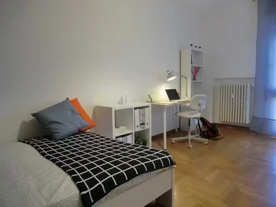Dormitorio; suelo de madera, luz natural