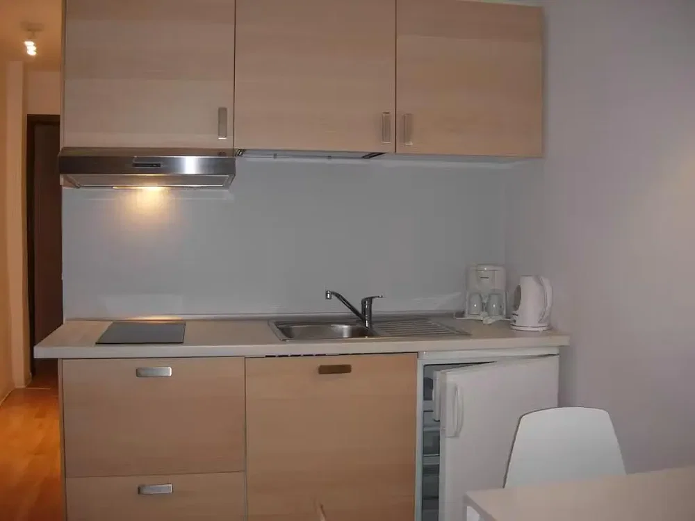 Cuisine; électroménager, parquet, lumière naturelle