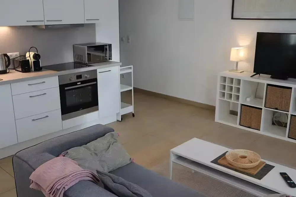 Salón; electrodomésticos, suelo de baldosas, luz natural, estilo moderno