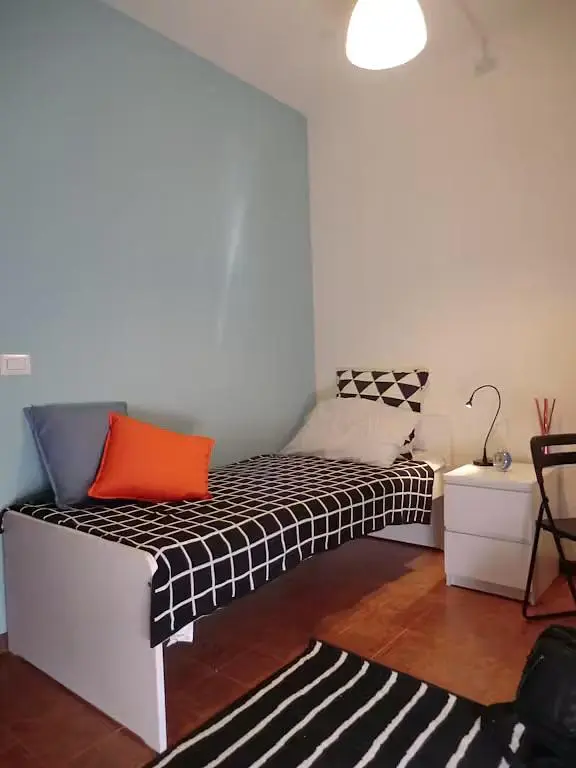 Yatak odası; doğal ışık, ahşap zemin