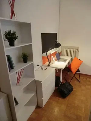 Ostalo; lesena tla, naravna svetloba