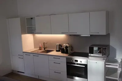 Cocina; electrodomésticos, suelo de baldosas, necesita renovación, luz natural, estilo moderno