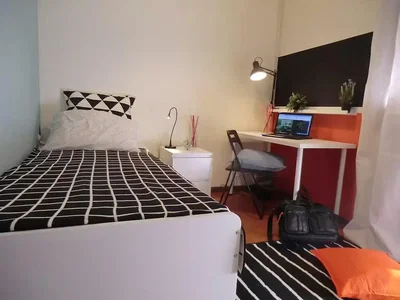 Yatak odası; doğal ışık, modern stil