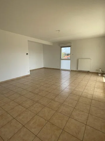Salón; suelo de baldosas, luz natural