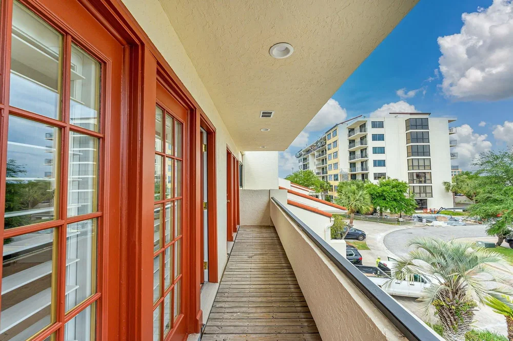 Balkon; výhled, dřevěná podlaha, přirozené světlo