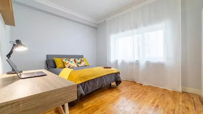 Spavaća soba; drveni pod, prirodna svjetlost