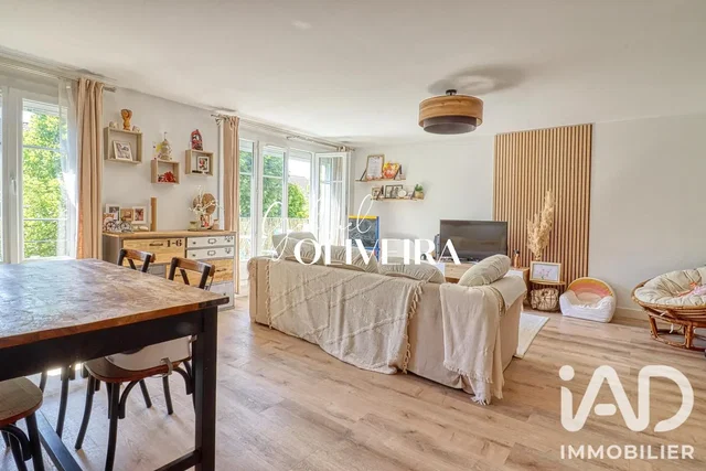 Dnevna soba; drveni pod, prirodno svjetlo, moderni stil