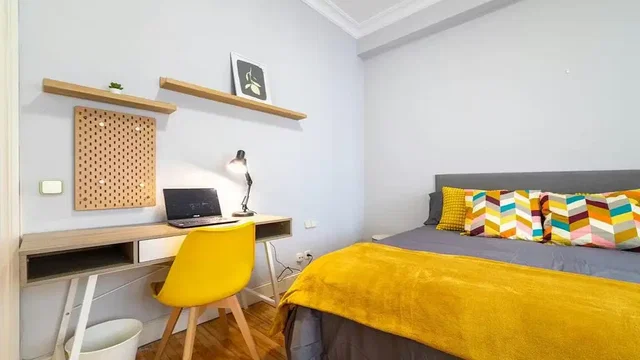 Spavaća soba; drveni pod, prirodna svjetlost, moderan stil