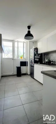 Kuhinja; pločice, kuhinjski aparati, prirodno svjetlo