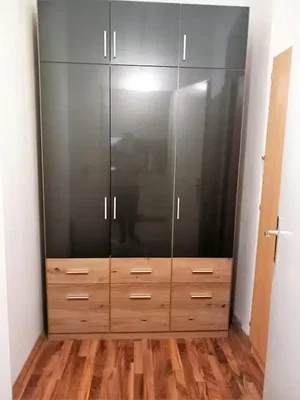 Chamber; wood floor