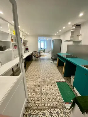 Cuisine; carrelage, électroménager, lumière naturelle