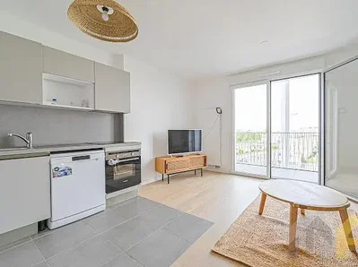 Wohnzimmer; fliesenboden, tageslicht, moderner stil, küchengeräte