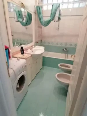 Badezimmer; fliesenboden, renovierungsbedürftig