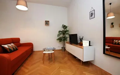 Wohnzimmer; holzboden, tageslicht, moderner stil