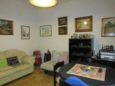 Soggiorno; stile rustico, pavimento in legno, luce naturale