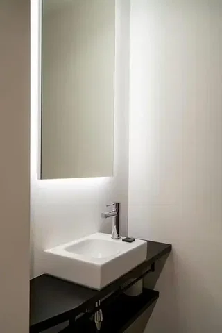 Toilette; renoviert, tageslicht, fliesenboden