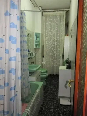 Badezimmer; fliesenboden, renovierungsbedürftig, tageslicht