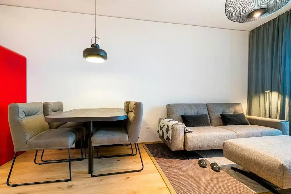 Wohnzimmer; holzboden, tageslicht
