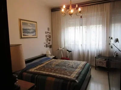 Schlafzimmer; tageslicht, holzboden