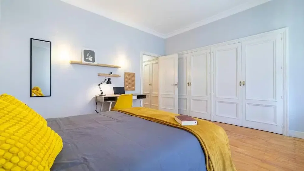 Schlafzimmer; holzboden, tageslicht