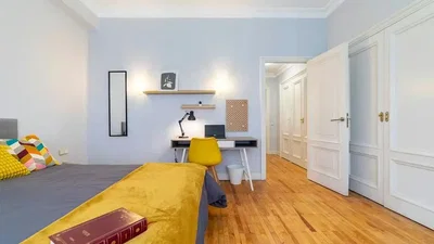 Schlafzimmer; holzboden, tageslicht