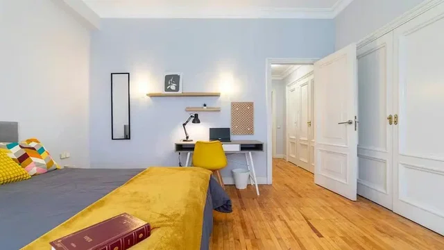 Schlafzimmer; holzboden, tageslicht