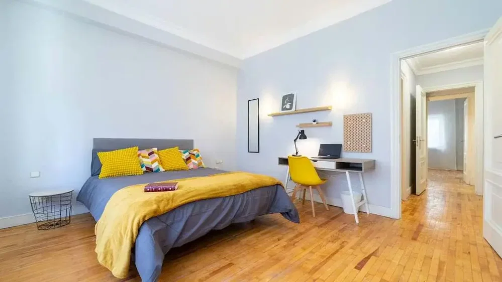 Schlafzimmer; holzboden, tageslicht