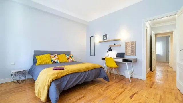 Schlafzimmer; holzboden, tageslicht