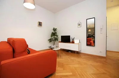 Wohnzimmer; holzboden, tageslicht