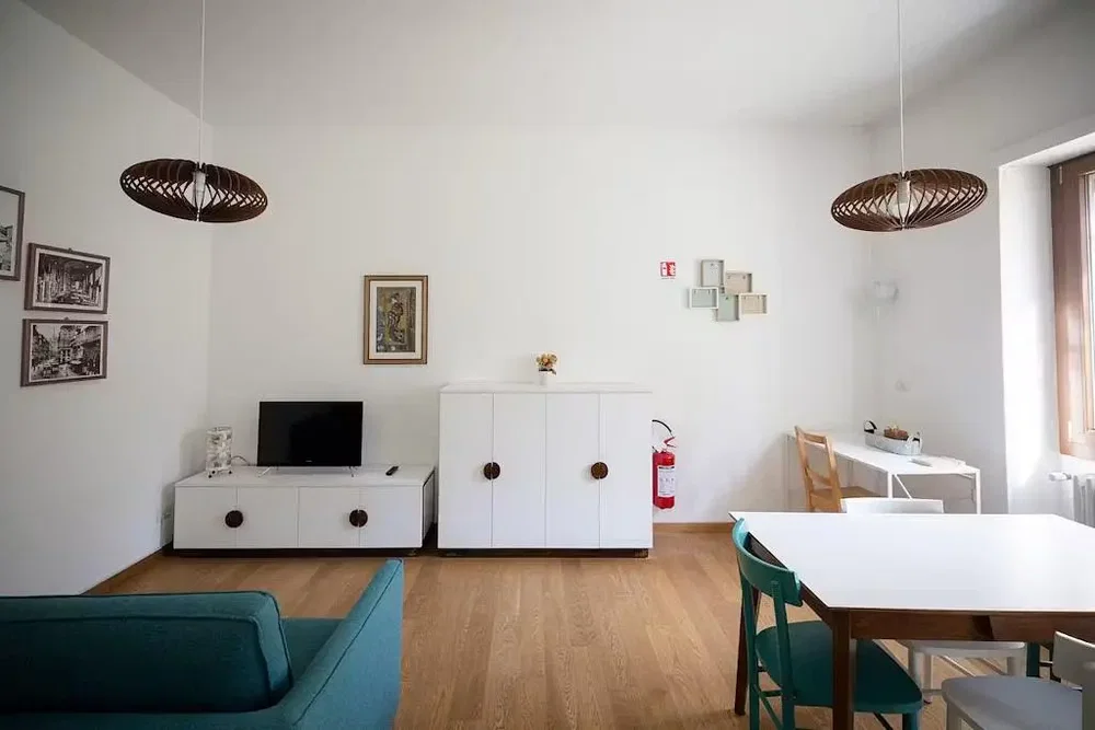 Wohnzimmer; tageslicht, moderner stil, holzboden