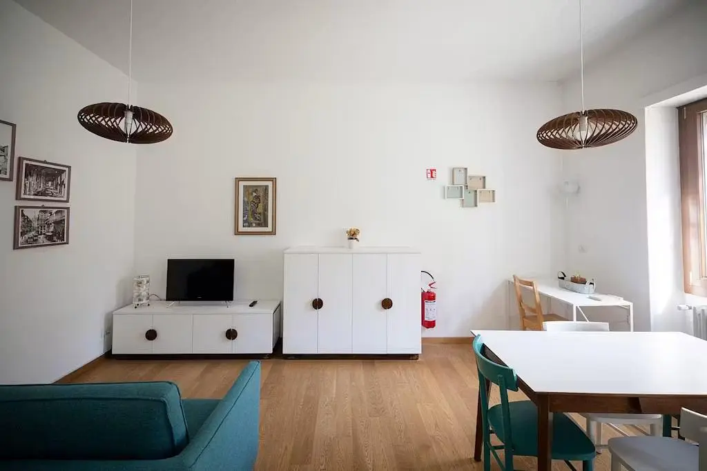 Wohnzimmer; tageslicht, moderner stil, holzboden