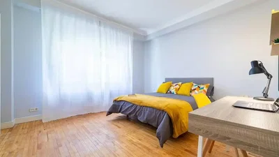 Schlafzimmer; holzboden, tageslicht