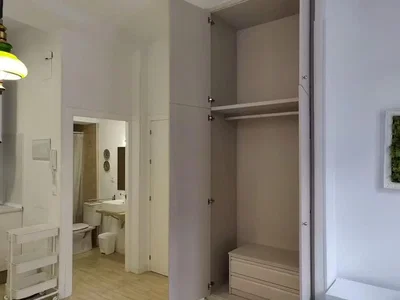 Garderobe; holzboden, fliesenboden, tageslicht