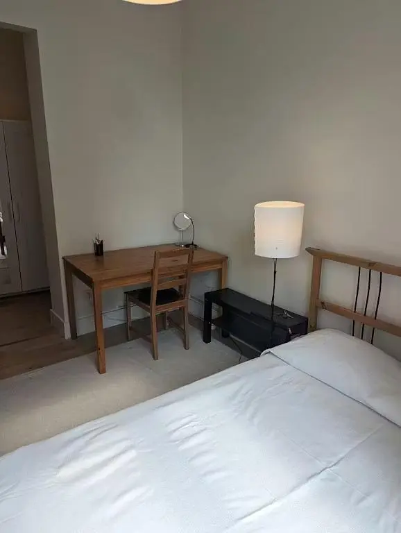 Camera da letto; pavimento in legno, luce naturale