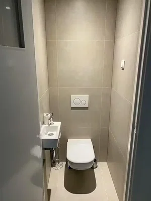 Toilette; fliesenboden, renovierungsbedürftig